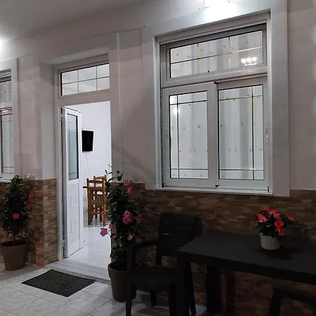 Vicky's Apartment, Aliko