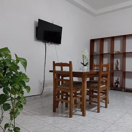 Vicky's Apartment, Aliko