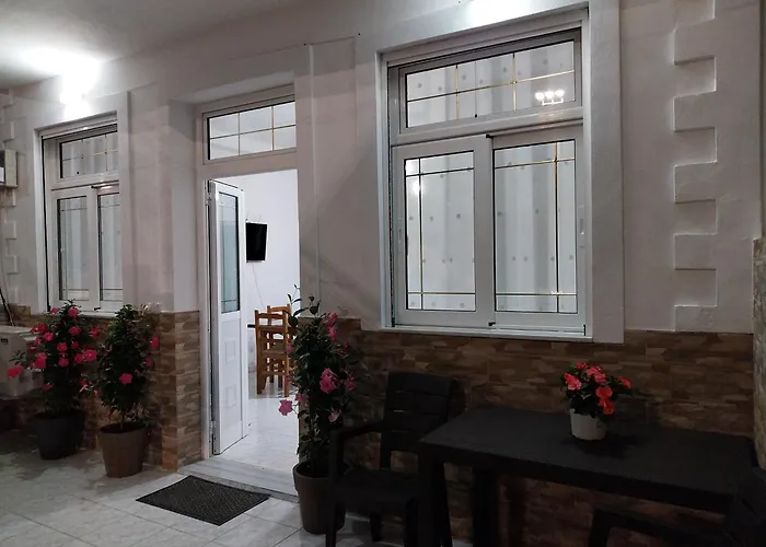 Vicky's Apartment, Aliko