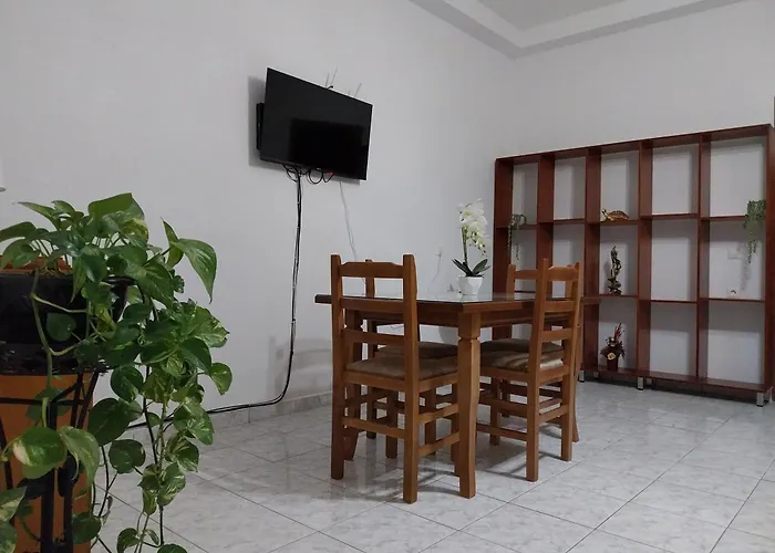 Vicky's Apartment, Aliko